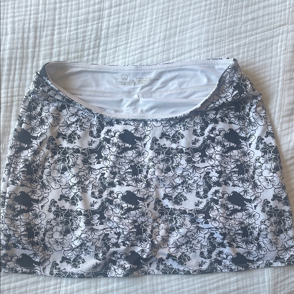 Tranquility by Colorado Clothing Black and White Floral Pencil SKORT Large